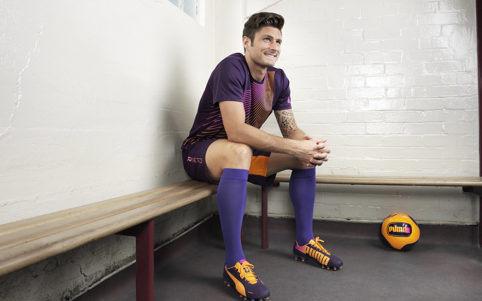 九游esport-特色足球文化在国际科技展览中亮相，展示体育科技创新实力，足球技术展示  第2张